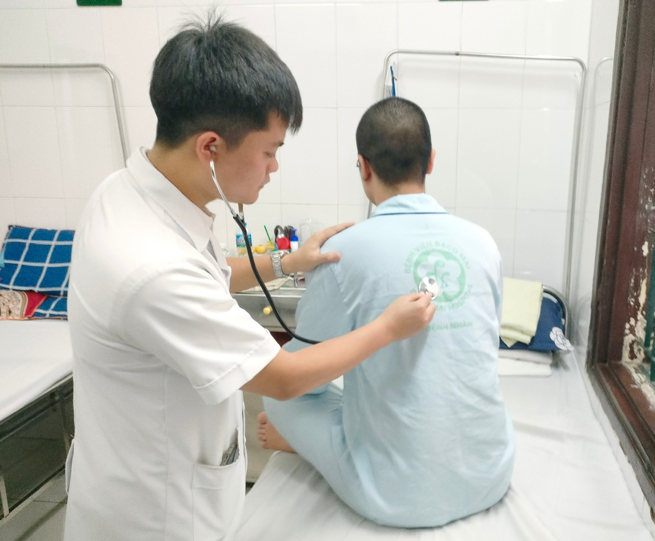 Tổn hại phổi vì thuốc lá điện tử